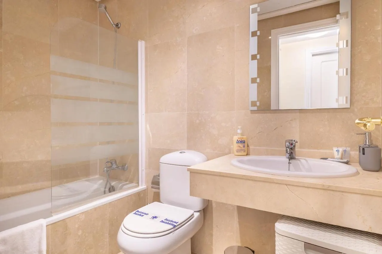 2261-Superb Apt On The Beach, On Duquesa Harbour Manilva Apartamento